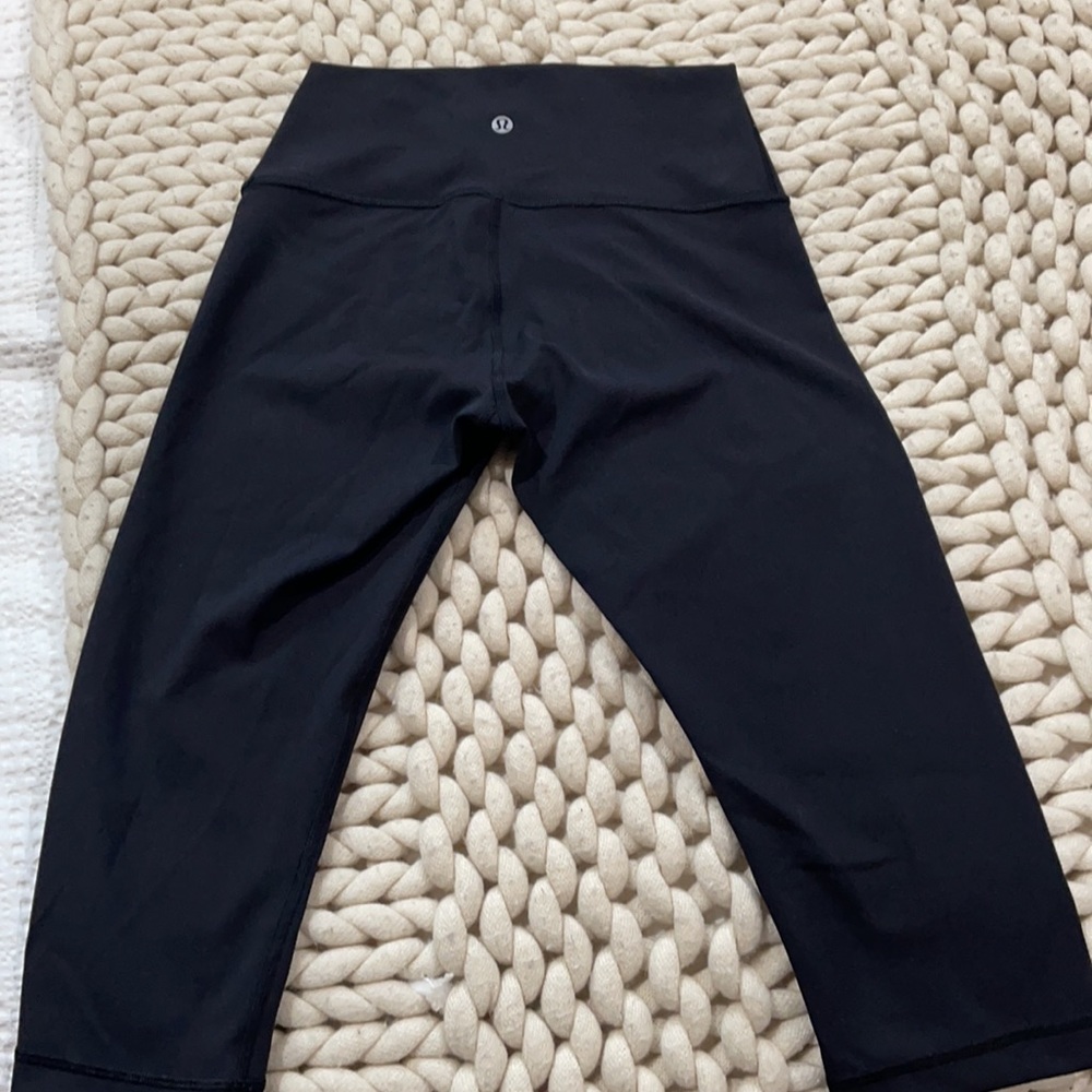 Lululemon Wunder Under crops